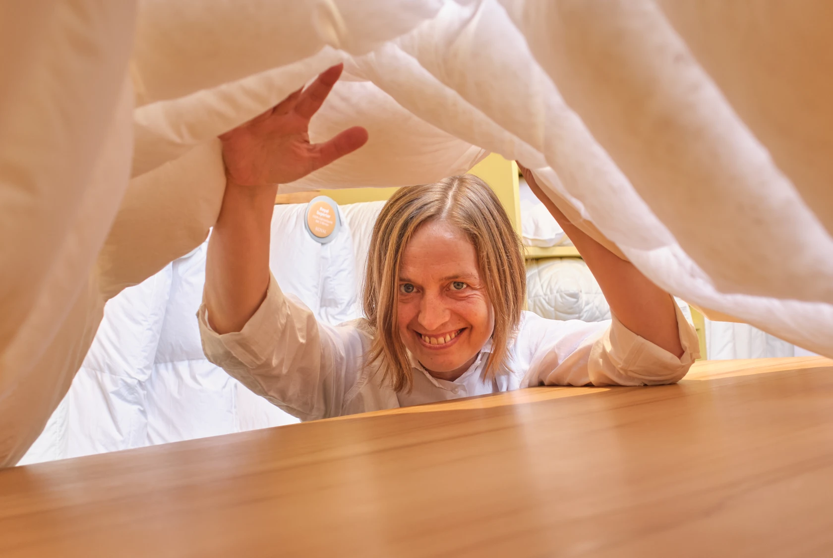Frau Vollrath unter einer neue Sommerdecke